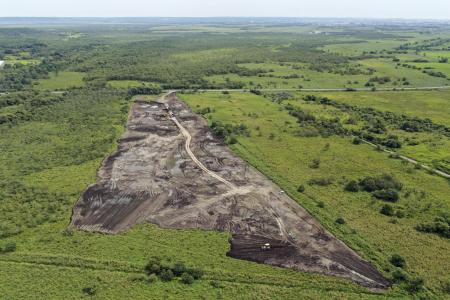 　北海道の釧路湿原周辺で建設が進む大規模太陽光発電所（メガソーラー）の工事現場＝８月