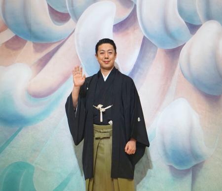 祝幕の前に立つ八代目尾上菊五郎=5月29日、東京都中央区の歌舞伎座