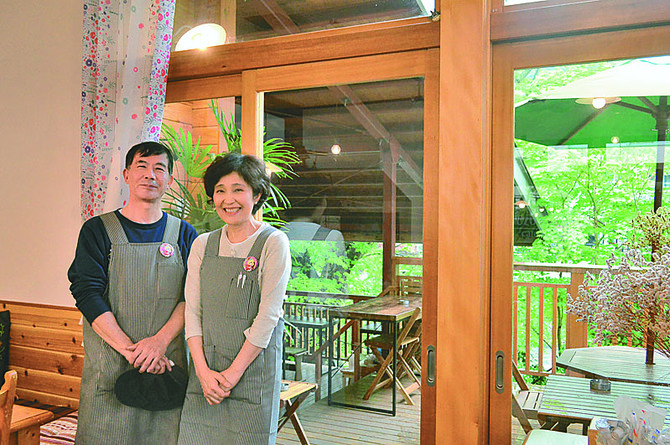 カフェ代表の鈴木伸三さんと恵子さん