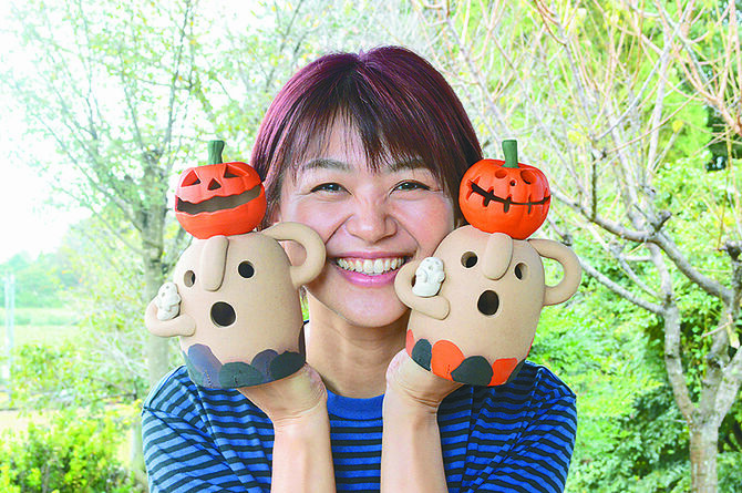 ハロウィーンバージョンの作品と鈴木さん