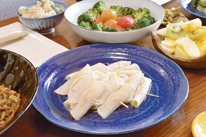 栃木の郷土料理ゆず巻き＝写真手前。季節の果物にゆずの砂糖漬けをまぜてもおいしい＝写真右上