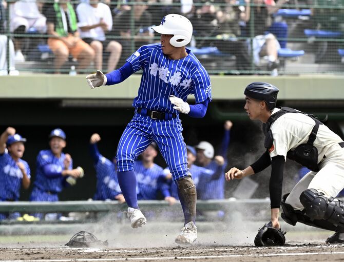 ２回、野選の間に青藍泰斗の三走・永井（左）が生還し、先制する＝エイジェックスタジアム
