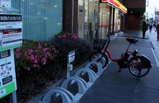1台あるだけでがらんとしているポート=5月20日午後7時5分、広島市中区大手町