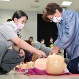 心肺蘇生、手順をアドバイス　鹿沼で救命措置学ぶ講習会