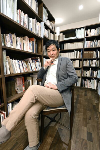 小説を通して「歴史」を見つめる門井さん＝2025年12月、大阪府内、森田大地撮影