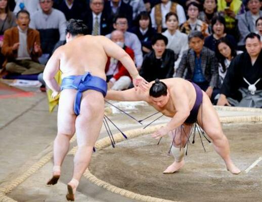 　義ノ富士（右）が押し出しで大の里を破る＝福岡国際センター