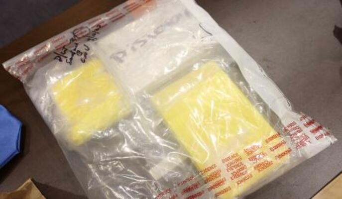 警察によって押収された医療用麻薬フェンタニルが入った袋(ゲッティ=共同)