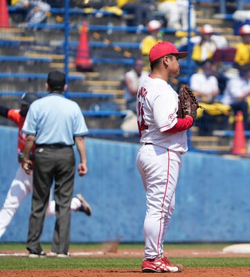 ４回、３点本塁打を浴びて肩を落とす全足利先発の斎藤＝太田市運動公園野球場、橋本裕太撮影