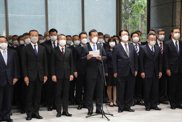 あいさつする藤田前警備部長（中央）＝３１日午後３時４５分、宇都宮市塙田１丁目