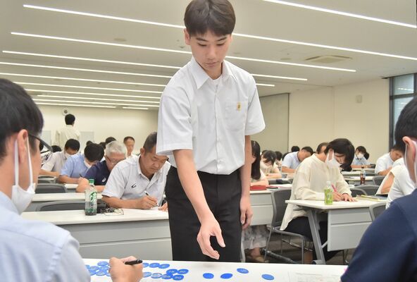 くじを引く宇都宮の田島主将＝ユウケイ武道館