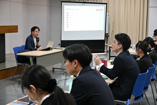 小澤社長（左奥）の話に耳を傾ける行員たち＝12日午前、宇都宮市