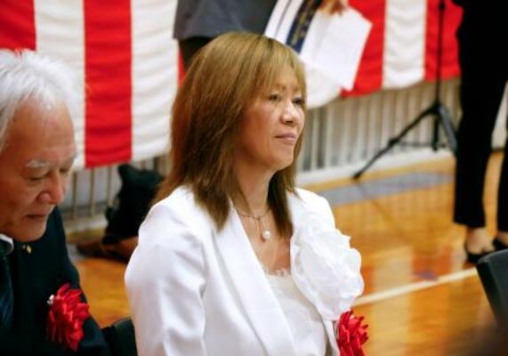 石川県輪島市立輪島小の開校式に出席し、児童らが斉唱する校歌を聞く大黒摩季さん=7日午前