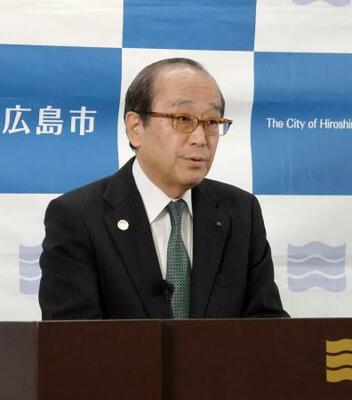 　記者会見する広島市の松井一実市長＝２２日午前、広島市役所