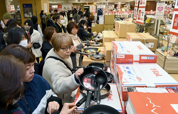 「福袋」のキッチン用品を品定めする買い物客ら=2日午前10時5分、東武宇都宮百貨店宇都宮本店