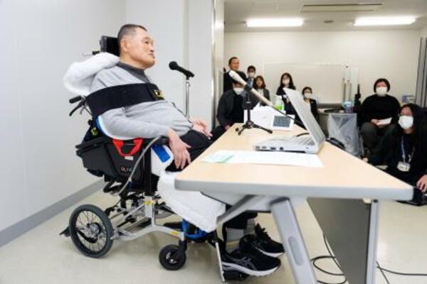 車いすに座って記者会見する五輪柔道金メダリストの山下泰裕氏=18日午後、神奈川県平塚市の東海大