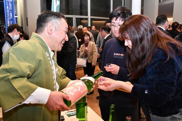 各蔵元の日本酒を堪能する来場者