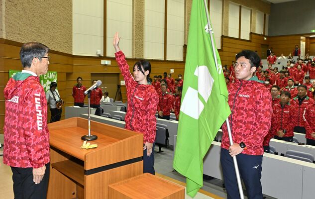 結団式で選手宣誓を行う白鴎足利高の石原（中央）。右は旗手の栃商高の中浦＝県総合教育センター