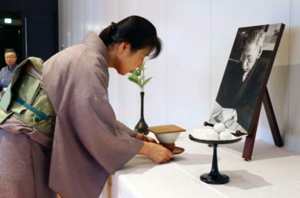 　佐藤春夫の「御供茶式」で遺影に茶を供える地元の茶道愛好家＝６日午前、和歌山県新宮市