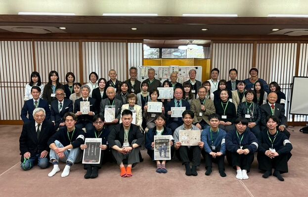 足利１００年カルタの連載完結記念パーティーで記念撮影する白鴎大生と取材協力者ら