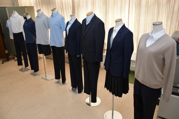中等教育学校への再編にあたり、ユニクロ製品を取り入れた宇都宮付属高・付属中の新制服