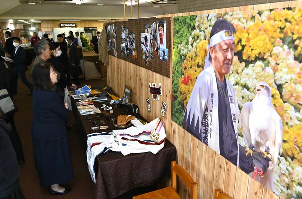 佐藤さんの写真や思い出の品などが飾られた会場