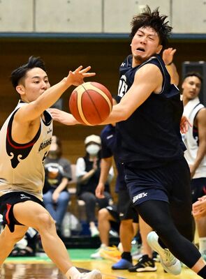 第４Ｑ10分、横浜ＢＣの河村と競り合うブレックスの比江島（右）＝ＴＫＣいちごアリーナ