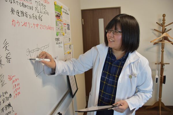 Ｘジェンダーであることを公表する斎藤さん。現在は心理カウンセラーとして働く＝６月３日午後、宇都宮市