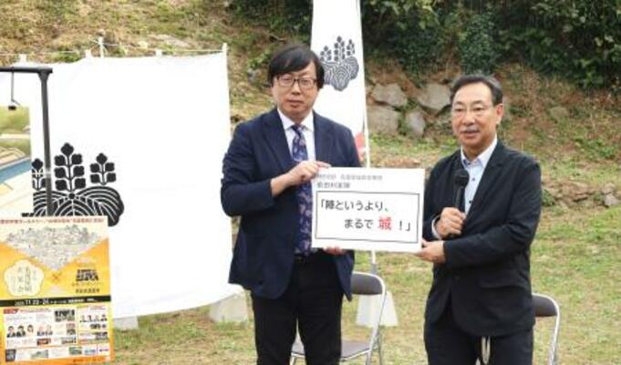 前田利家が構えた拠点「陣」跡の発掘調査について解説する、名古屋市立大の千田嘉博教授(右)=4日午後、佐賀県唐津市