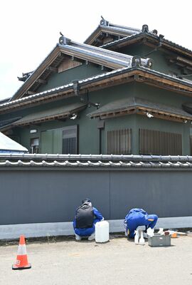 事件が発生した民家周辺で鑑識作業を行う捜査員＝14日午後０時45分、上三川町上神主