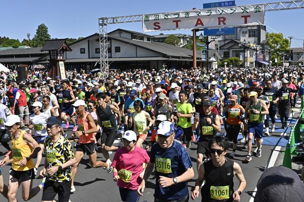 勢い良くスタートするランナー