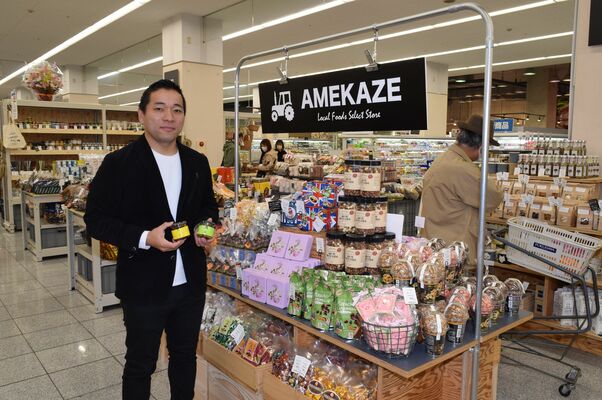 ＦＫＤインターパーク店に「アメカゼ」をオープンした芝田社長＝１０日午後、宇都宮市