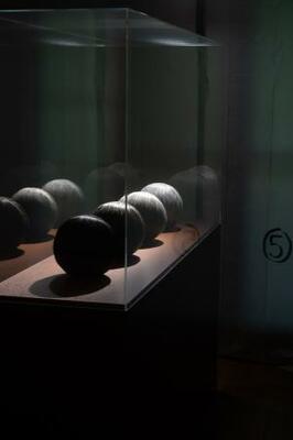 人毛を並べて時の経過を伝える作品((C)Nils Edstrom)(提供写真)