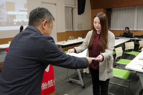 賞状を受け取る本紙取材班の大貫記者（右）＝23日夕、東京都文京区