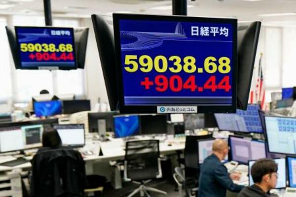 上げ幅が一時900円を超え、節目の5万9000円を回復した日経平均株価を示すモニター=16日午前、東京都港区の外為どっとコム