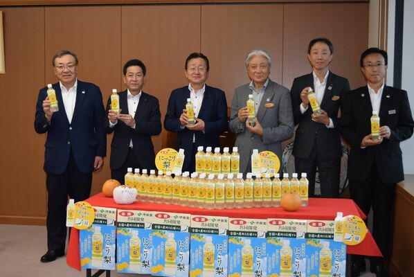 「栃木県産にっこり梨」を福田知事（右から３人目）にＰＲした平岡執行役員（同４人目）ら