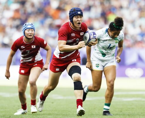 日本－ブラジル　後半、突進する松田（中央）。この後トライを決める＝パリ郊外（共同）
