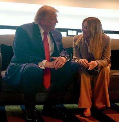 G7サミットの際に面会するトランプ米大統領(左)とイタリアのメローニ首相=17日、フランス東部エビアン(イタリア首相府提供・共同)
