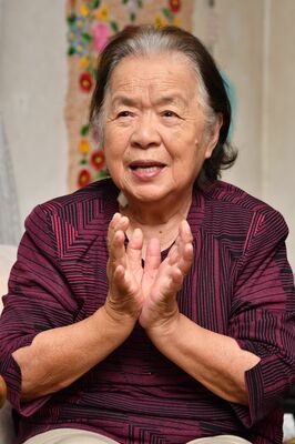土崎空襲の記憶を語る渡辺雪子さん。何度も「戦争はいけない」と繰り返した＝７月２６日、秋田市、三浦正基撮影