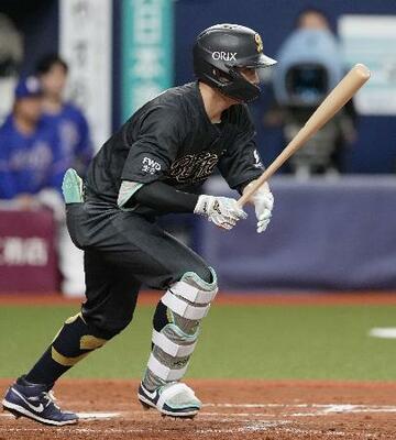 　４回オリックス２死満塁、西川が右前に２点打を放つ＝京セラドーム