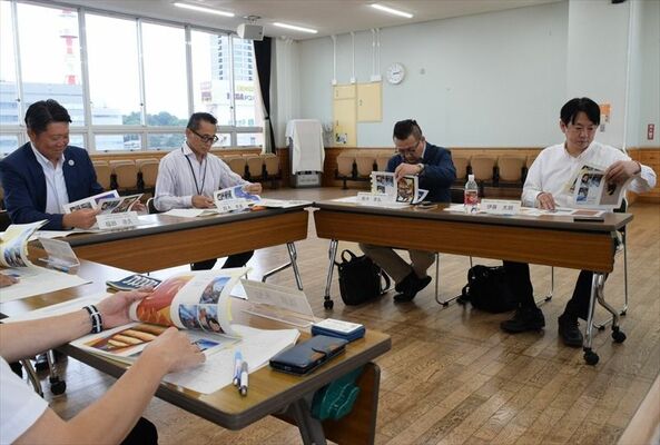 鈴木委員長（右から３人目）らが出席した審査会