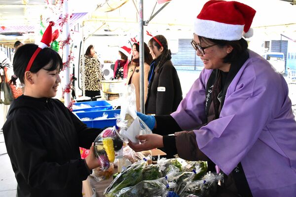 大勢の人でにぎわったハチのクリスマス会