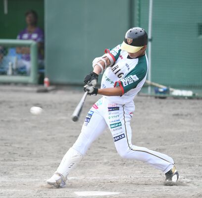 ４回、栃木ＧＢの富山が勝ち越しの中前適時打を放つ＝小山運動公園野球場