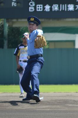 始球式に臨む足利署の森平署長