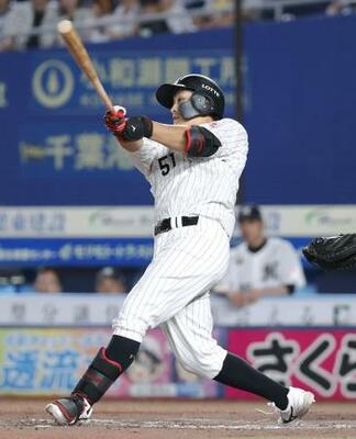 　８回ロッテ無死一塁、山口が左越えに勝ち越し２ランを放つ＝ＺＯＺＯマリン
