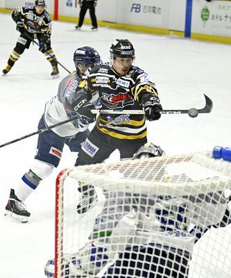 第1ピリオド11分、バックスのFW鈴木健(中央)がゴール前で競り合う=日光霧降アイスアリーナ、森田大地撮影