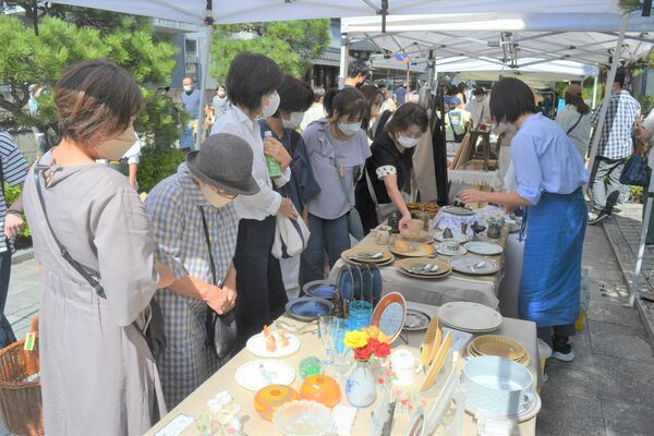 にぎわう雑貨店