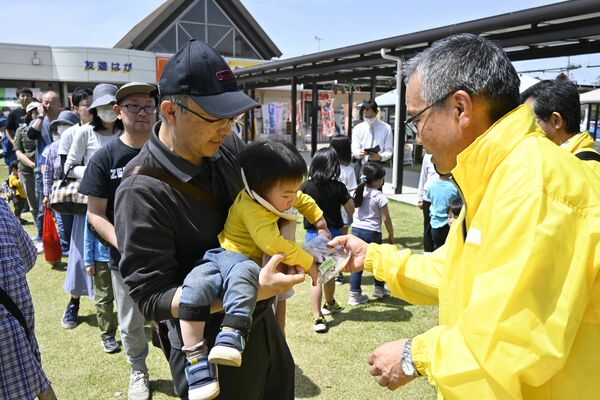 記念品を受け取る来場者