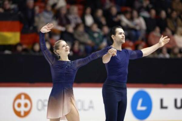 　フィギュアスケートのＧＰシリーズ第６戦、フィンランディア杯で演技後にあいさつするミネルバファビエンヌ・ハゼ（左）、ニキータ・ボロディン組＝１１月、ヘルシンキ（共同）