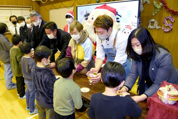 児童養護施設「きずな」の子どもたちからクリスマスプレゼントのリクエストを受け取る会員たち