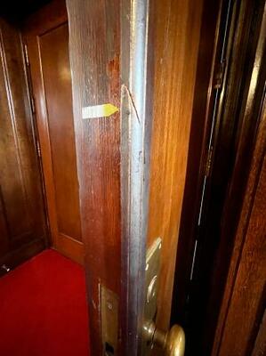 三島由紀夫が付けたとされる刀傷=東京都新宿区